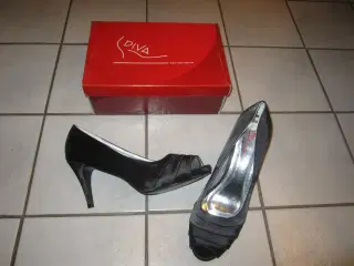 Sorte Satin Peep-Toe Sandaler