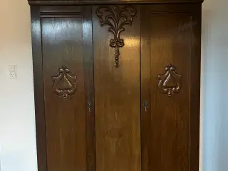 Teak skab bortgives