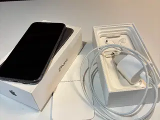 IPhone 11 pæn med( øretelefon aldrig brugt) lader