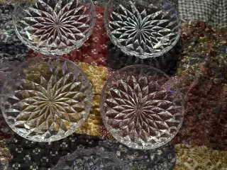 Glas tallerkner sælges