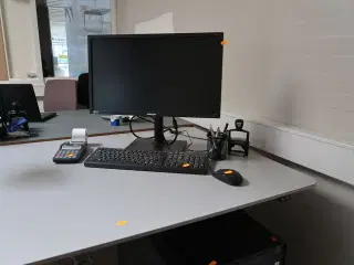 Computerskærm SAMSUNG S24E450, tastatur, mus, computer HP TPC-F127-SF
