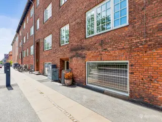 121 m² højt kælderlejemål til butik / kontor