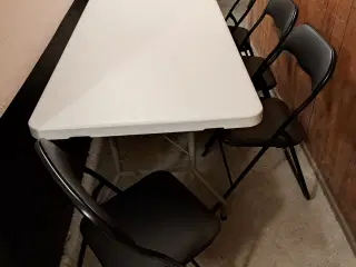 Plastikbord med 4 stole sælges