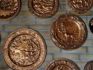 Samling af vægplatter af kobber og metal, 32 stk