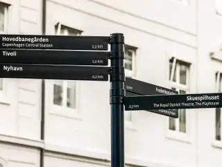 Nyistandsat kontor med fritlagte bjælker og ny behandlede trægulve