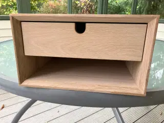 2 stk. sengeborde til at hænge på væg.