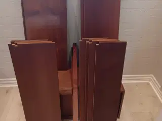 Teak reolsystem m. ni hylder, et skab og en bladhy