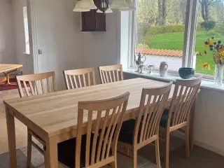 Spisebord med stole 
