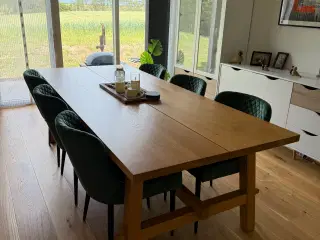 Spisebord i massiv eg 