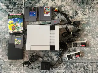 Nintendo NES m. 3 Spil og 2 Controllere 