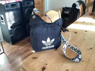 Adidas, Sketchers, Samsonite Tasker.