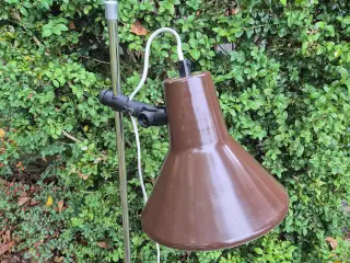 Brun gulvlampe inspireret af en klassisk arkitektl