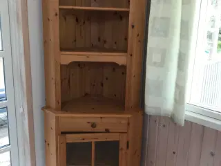 Hjørneskab fyrtræ