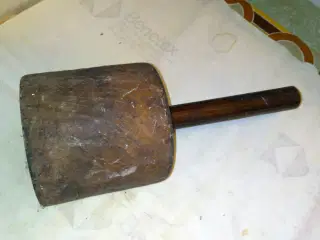 Gammel trækølle af massivt træ.