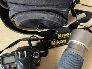 Nikon med tilbehør og zoom objektiv