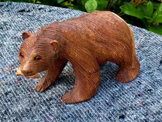 * Flot bjørn med fisk i munden - i Balsatræ