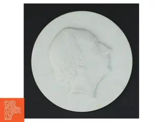 Hvid porcelænsplatte med relief af H.C.Andersen fra Royal Copenhagen (str. Ø 10,5 cm)