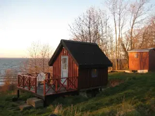 Hytten ligger h�jt oppe p� en lille mark med en fantastisk flot udsigt ud over Salene Bugt og havet.