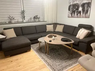 Hjørnesofa og sofaborde 