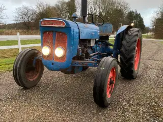 Fordson super Dexta 