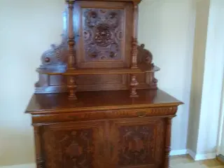 en finurlig udskåret skænk