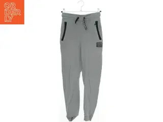 Grå joggingbukser fra H&M (str. 134)