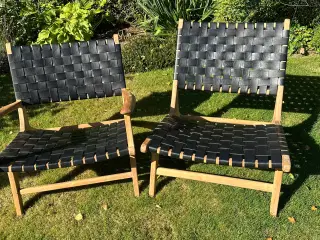 Loungestole i træ og sort læderflet.