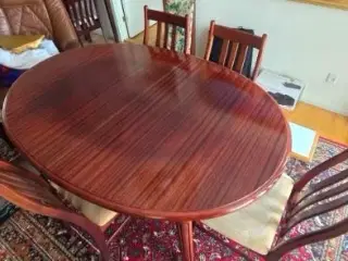 Spisebord, Mahogni med 4 stole. L:150  B:105
