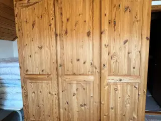 Massivt klædeskab