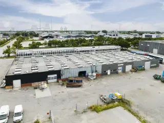 Lager / showroom med god beliggenhed