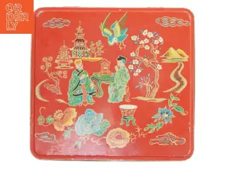 Rød blikæske med orientalsk motiv (str. 23,5x22 cm)