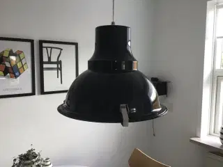 Loftlampe i Sort metal