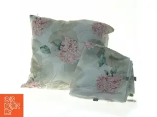 Pyntepude og 5 ekstra betræk med blomsterdesign fra Red Lunds (str. 45x45 cm)
