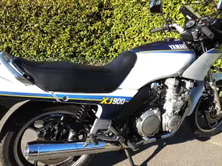 Yamaha XJ 900 F i super stand