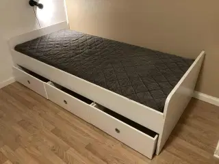 Børneseng m. 3 skuffer og madras