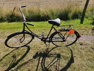 Gammel cykel med rust
