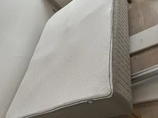 Næsten ny boxmadras med topmadras og ben