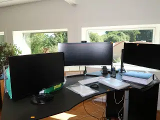 3 stk. computerskærme SAMSUNG CH34H890WGU m.fl. Tastatur og mus