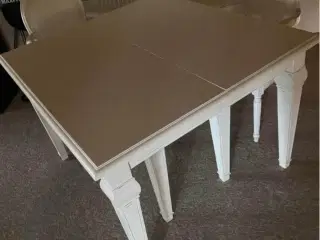 Massivt udtræksbord med 8 rokokostole