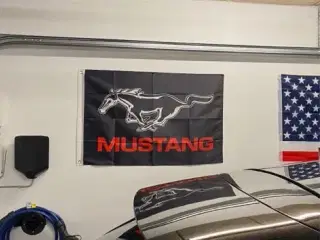 Flag med Mustang  logo