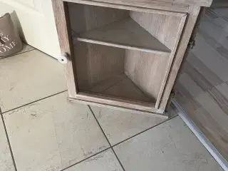 Mindre væghængt vitrine