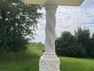 Bordlampe med pyramideformet skærm