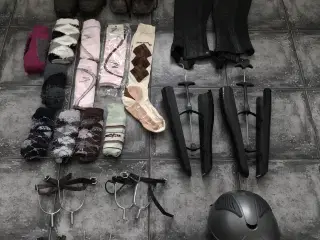 ridetøjs pakke med bla sko, hjelm,leggings, sporer