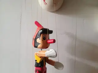 Pinocchio hånddukke i træ med snore