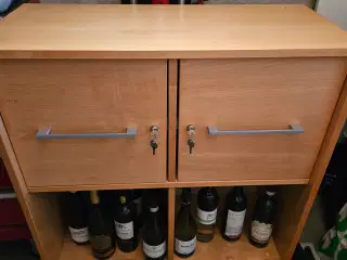 Lille skab med låger der kan låses
