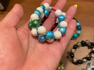 Nye knyttede armbånd