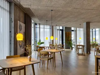 Restaurant med god beliggenhed og solrigt udeserveringsareal