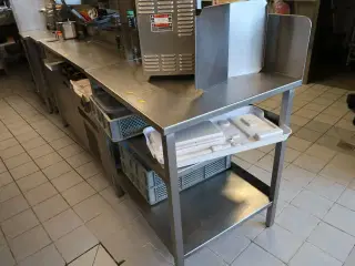 Rustfri stålbord med indhold (brødrister medfølger ikke)