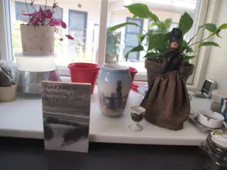  Fanøting :Dukke, vase, æggebæger og en bog.