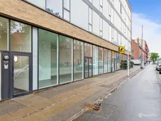 112 m² lyst butikslokale med stor eksponering og brede facadevinduer.